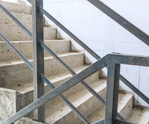 Hall d'escalier dans le bâtiment de construction — Photo