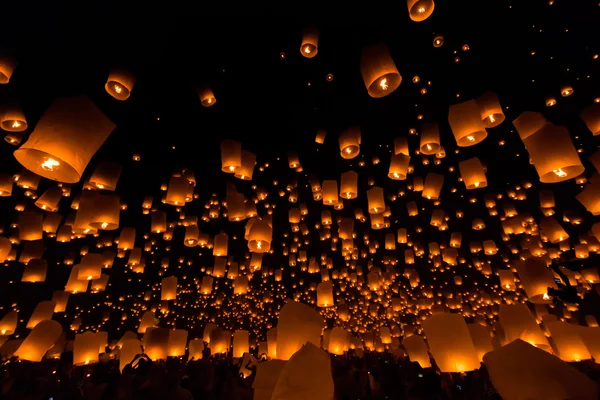 Lanternas flutuantes em Chiang Mai — Fotografia de Stock