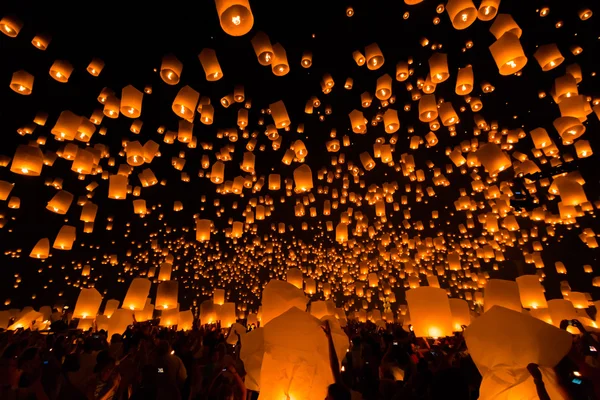 Lanternas flutuantes em Chiang Mai — Fotografia de Stock