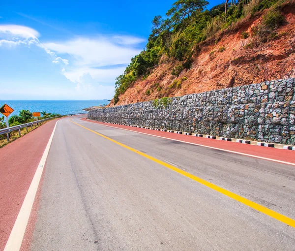 海岸沿い道路の山の道路 — ストック写真