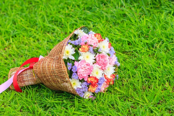 Schöner Strauß Blumen — Stockfoto