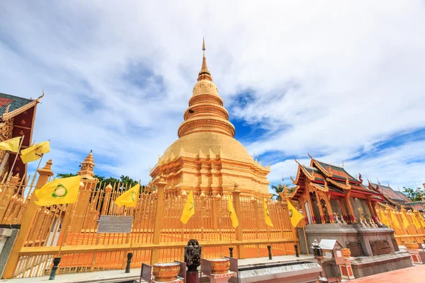 Templo wat phrathat Hariphunchai Lamphun —  Fotos de Stock