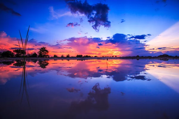 Himmel und Wolken bei Sonnenuntergang — Stockfoto