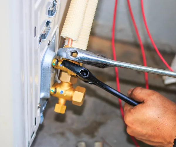 Preparing to install  air conditioner. — Stock Photo, Image