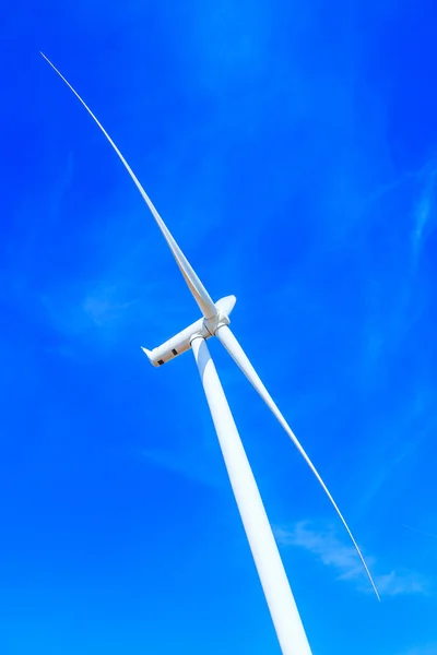 Wind turbine and blue sky — Stock Photo, Image