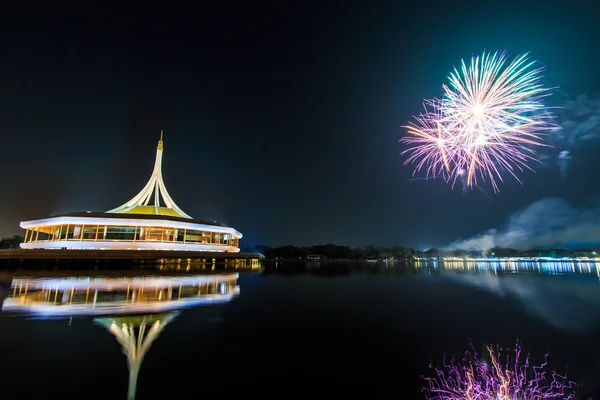 スワン ルワン ラマ 9 世の花火 — ストック写真