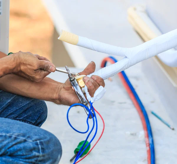 Preparazione all'installazione del condizionatore — Foto Stock