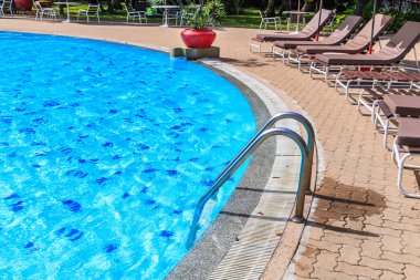 Merdivenli yüzme havuzu