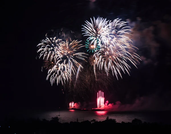 Hermosos fuegos artificiales de vacaciones coloridos —  Fotos de Stock