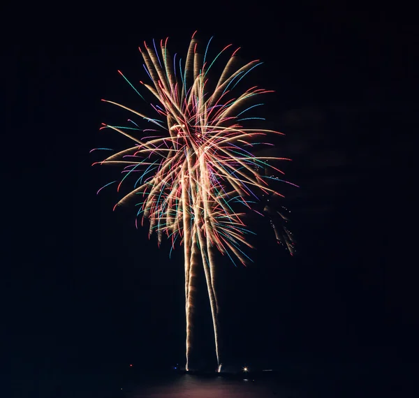 Hermosos fuegos artificiales de vacaciones coloridos —  Fotos de Stock