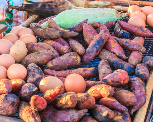 Zoete aardappelen en eieren — Stockfoto