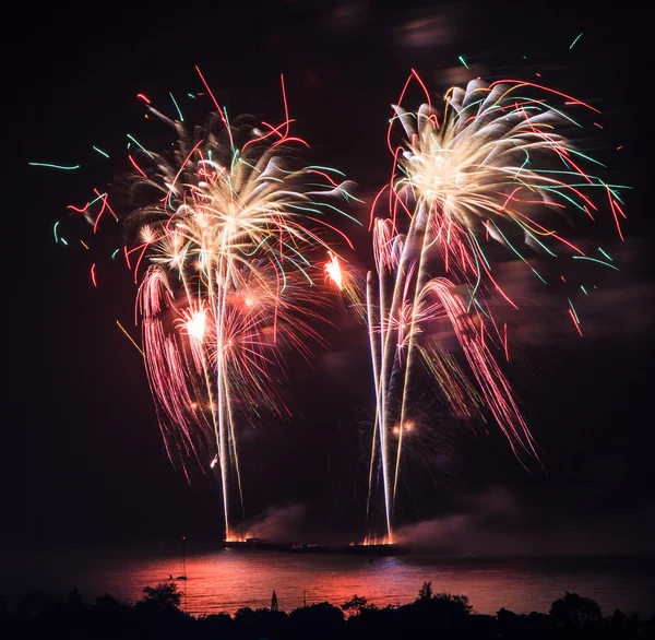 Hermosos fuegos artificiales de vacaciones coloridos — Foto de Stock