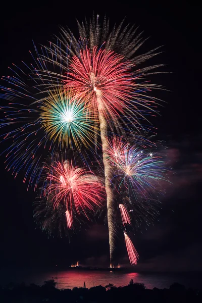 Hermosos fuegos artificiales de vacaciones coloridos —  Fotos de Stock