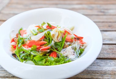 şehriye salatası deniz ürünleri