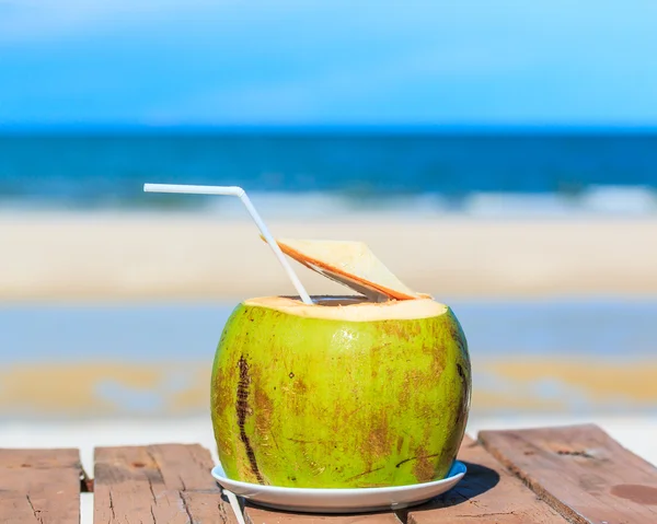 Summer coconut drink on beach — Stock Photo, Image