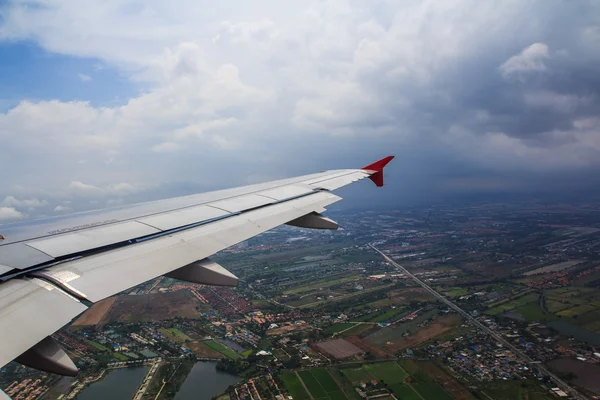 Flygplansvingen ut genom fönstret — Stockfoto