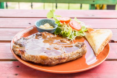 Sığır biftek yiyecek