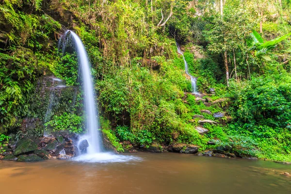 Floresta cachoeira em Chiang Mai — Fotografia de Stock