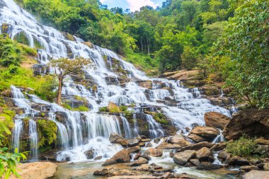 Derin orman Mae Ya şelale