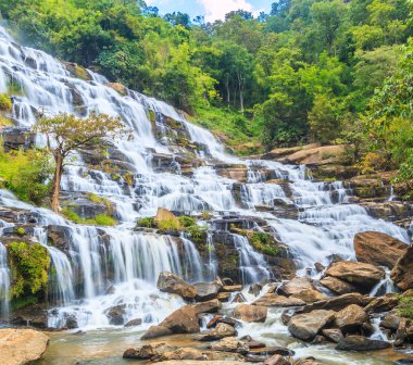 Derin orman Mae Ya şelale