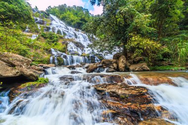 Derin orman Mae Ya şelale