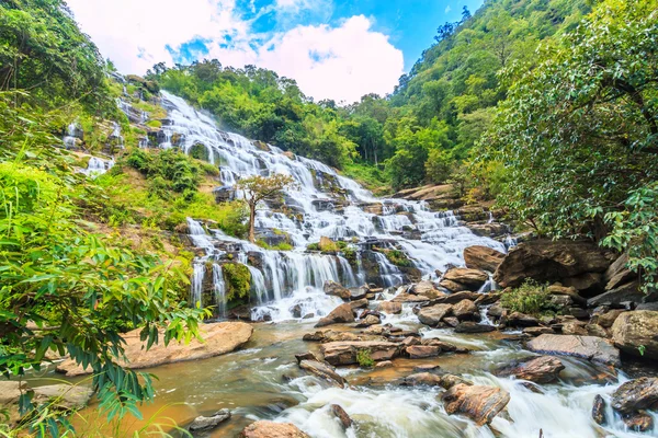 Floresta profunda Mae Ya cachoeira — Fotografia de Stock