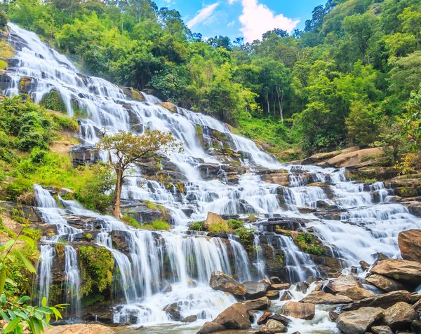 Djupa skogen Mae Ya vattenfall — Stockfoto