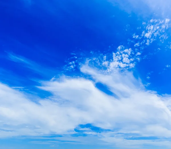 Nuages sur fond de ciel — Photo