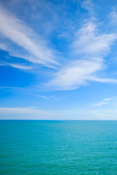 Синее море над облаками — стоковое фото