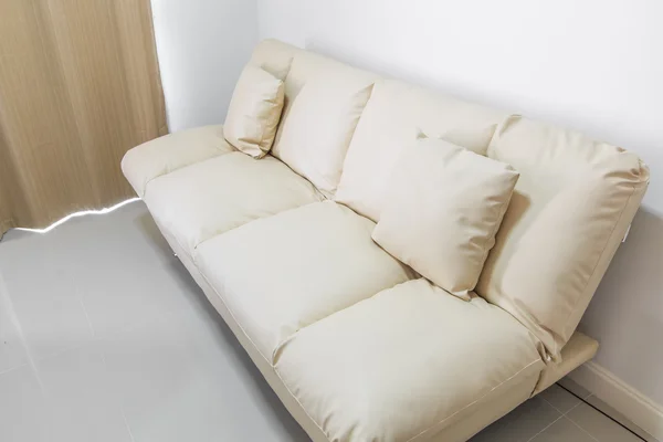 Sofá beige con almohadas — Foto de Stock