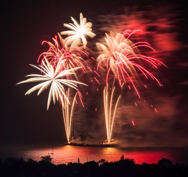 Renkli bayram havai fişekleri