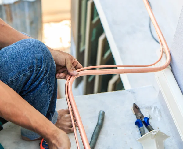 Worker  installing air conditioner. — Stock Photo, Image
