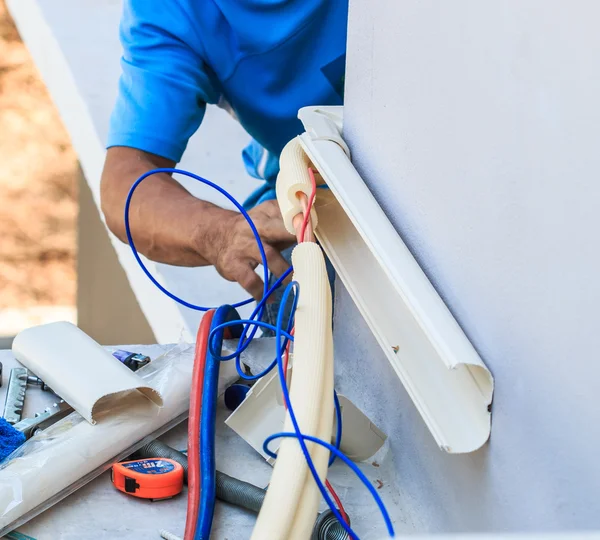 Worker  installing air conditioner. — Stock Photo, Image