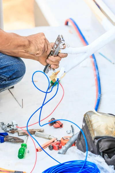 Werknemer installeren air conditioner. — Stockfoto