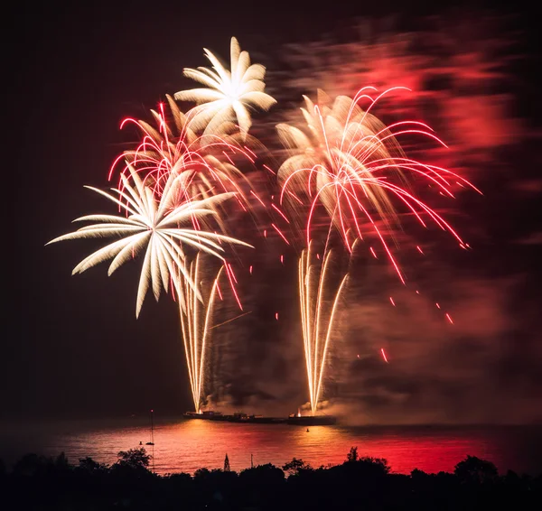 Renkli bayram havai fişekleri