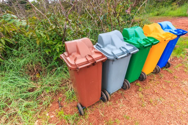 Recipientes de reciclaje de basura — Foto de Stock