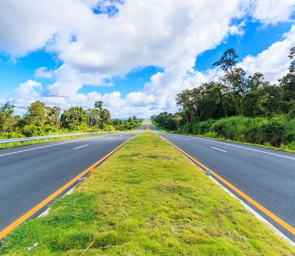 Motorväg med trafik pilar — Stockfoto