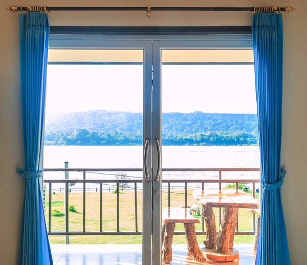 Fenster mit Blick ins Freie — Stockfoto