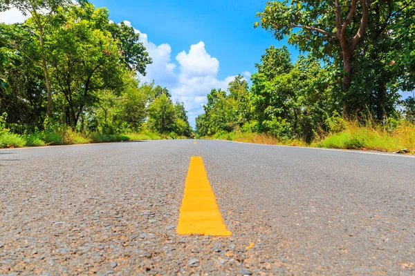 Karayolu trafik okları ile — Stok fotoğraf