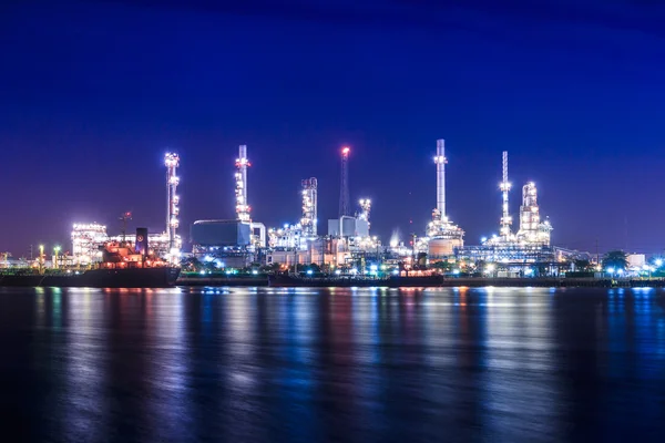 Oljeraffinaderi vid skymning — Stockfoto