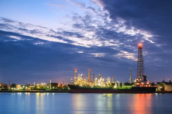 Refinería de petróleo al atardecer — Foto de Stock