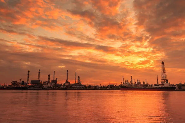 Raffinerie de pétrole au crépuscule — Photo