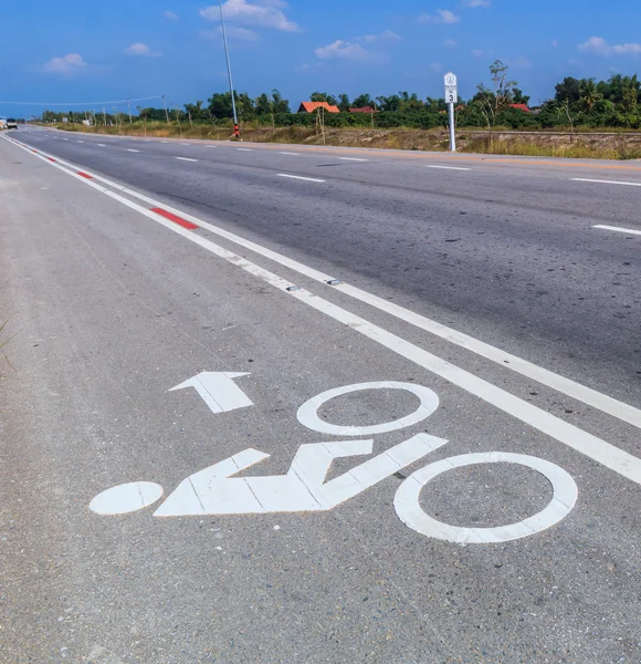 Bicicleta pista com sinal — Fotografia de Stock