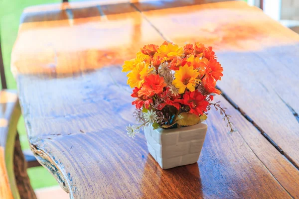 Cam vazo içinde sunulan dekoratif çiçek — Stok fotoğraf