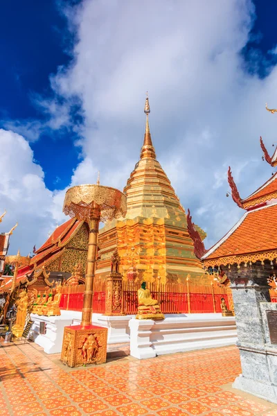 Pagode dourado de wat — Fotografia de Stock