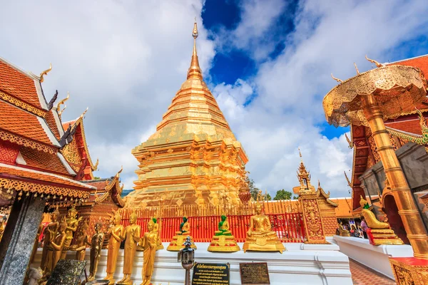 Pagoda dorada de wat — Foto de Stock