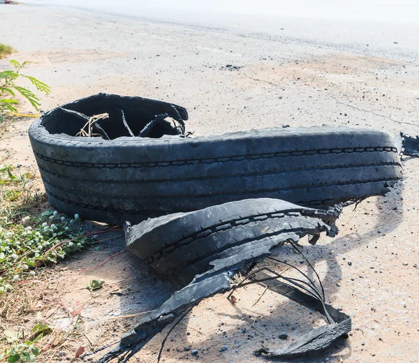 Pneu de borracha destruído na estrada — Fotografia de Stock