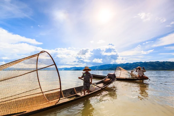 Рыбаки рыбачат на лодках — стоковое фото