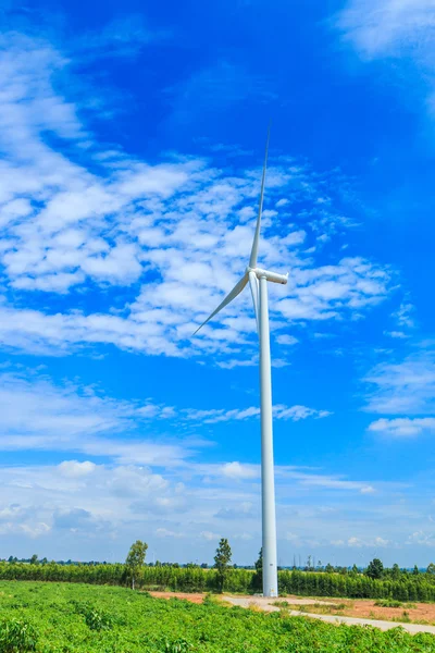 巨大的风力发电机组 — 图库照片