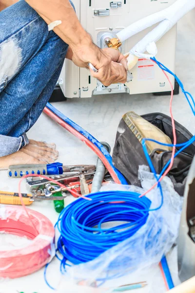 Preparing to install air conditioner — Stock Photo, Image